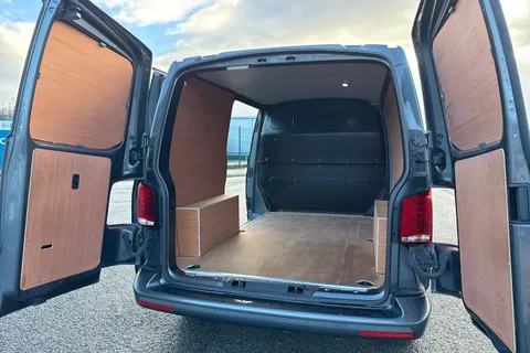 DE74VPK Volkswagen Transporter 2.0 TDI 110 Highline Van Thumbnail #51