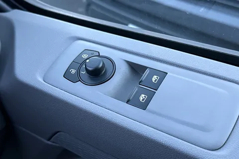 MF25JHY Volkswagen Transporter 2.0 TDI 150 Commerce Plus Van Thumbnail #17