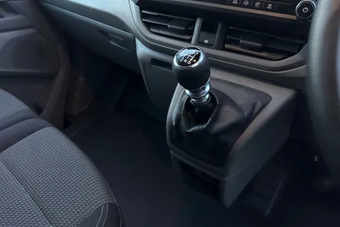 MF25JHY Volkswagen Transporter 2.0 TDI 150 Commerce Plus Van Thumbnail #19