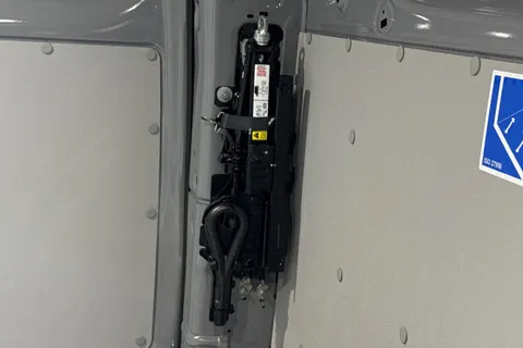 BT75DFD Volkswagen Transporter 2.0 TDI 150 Commerce Pro Van Auto-Tailgate Thumbnail #44