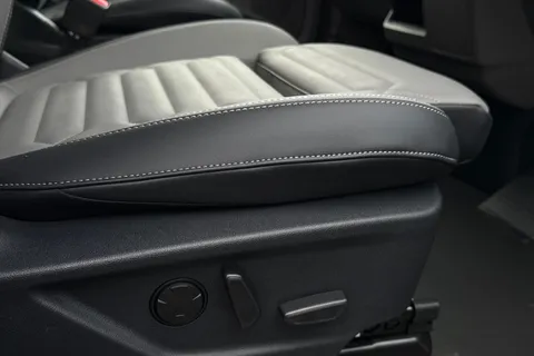 BT75DFD Volkswagen Transporter 2.0 TDI 150 Commerce Pro Van Auto-Tailgate Thumbnail #52