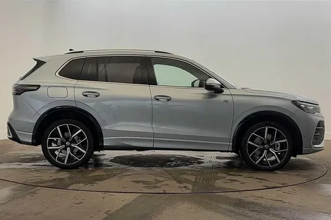 KN75OAA Volkswagen Tiguan 1.5 TSI 272 eHybrid R-Line 5dr DSG **PAN ROOF + INFO PACK PLUS + DRIVER ASS Thumbnail #4