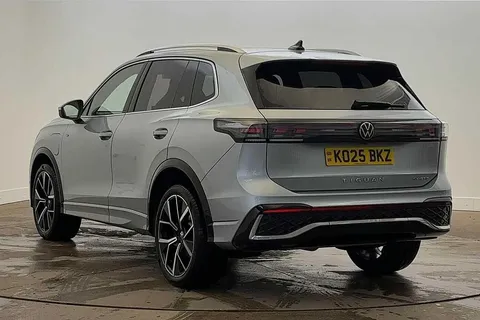 KO25BKZ Volkswagen Tiguan 1.5 TSI 272 eHybrid R-Line 5dr DSG **PAN ROOF + INFO PACK + DRIVER ASSIST** Thumbnail #3