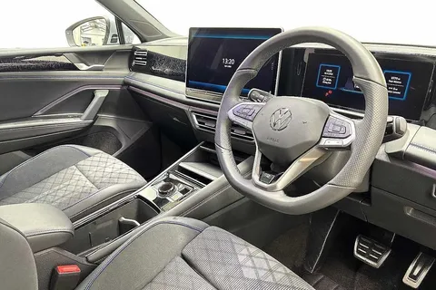 KO25BKZ Volkswagen Tiguan 1.5 TSI 272 eHybrid R-Line 5dr DSG **PAN ROOF + INFO PACK + DRIVER ASSIST** Thumbnail #6