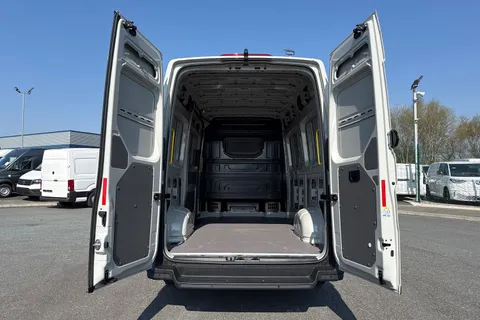 DC75NFM Volkswagen Crafter CR35 Panel van Commerce Plus MWB 177 PS 2.0 TDI 8sp Automatic 4MOTION - LED Thumbnail #7