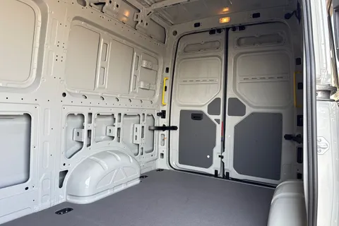 DC75NFM Volkswagen Crafter CR35 Panel van Commerce Plus MWB 177 PS 2.0 TDI 8sp Automatic 4MOTION - LED Thumbnail #19