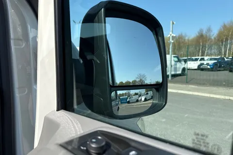 DC75NFM Volkswagen Crafter CR35 Panel van Commerce Plus MWB 177 PS 2.0 TDI 8sp Automatic 4MOTION - LED Thumbnail #21