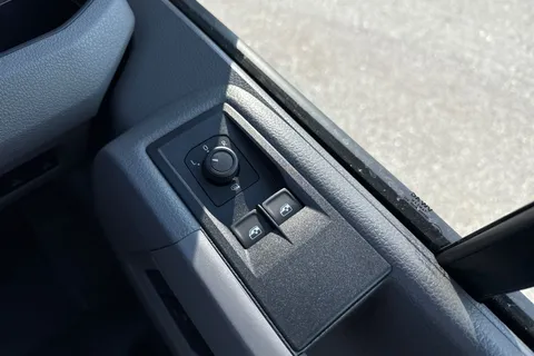 DC75NFM Volkswagen Crafter CR35 Panel van Commerce Plus MWB 177 PS 2.0 TDI 8sp Automatic 4MOTION - LED Thumbnail #42