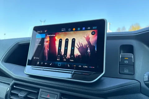 DC75NFM Volkswagen Crafter CR35 Panel van Commerce Plus MWB 177 PS 2.0 TDI 8sp Automatic 4MOTION - LED Thumbnail #58