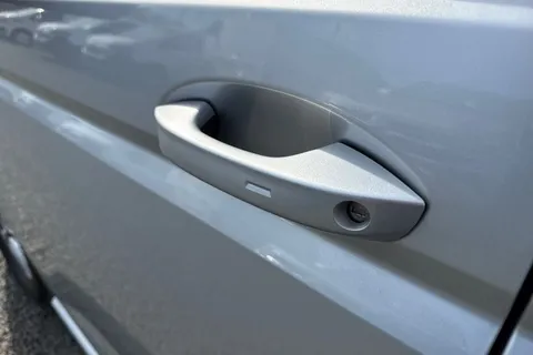 CX74LXY Volkswagen Multivan 1.4 TSI 13kWh Life DSG Euro 6 (s/s) 5dr Thumbnail #26