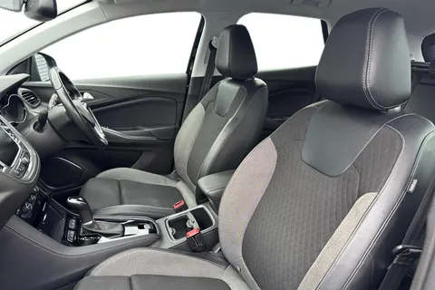 15 of 52 for Vauxhall Grandland X 1.2 Turbo Sport Nav Auto Euro 6 (s/s) 5dr