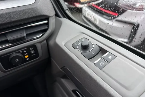 BT75CKX Volkswagen Transporter 2.0 TDI 150 Commerce Pro Van Auto-Tailgate Thumbnail #21