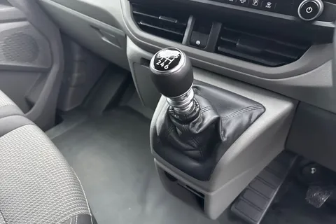 MF25JHL Volkswagen Transporter 2.0 TDI 150 Commerce Plus Van Thumbnail #21