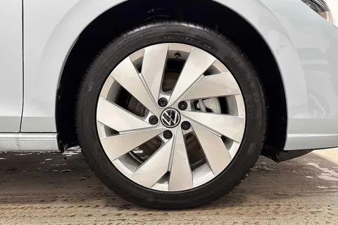 KM75BUE Volkswagen Golf 1.5 TSI 204 Style eHybrid 5dr DSG Thumbnail #6