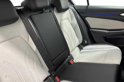 KM75BVX Volkswagen Golf 1.5 TSI 204 Style eHybrid 5dr DSG Thumbnail #10