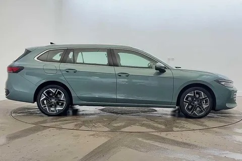 DF25YLK Volkswagen Passat 1.5 TSI eHybrid Life 5dr DSG, **TOW BAR, PAN ROOF, 18 INCH YORK ALLOYS** Thumbnail #4