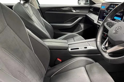 DF25YLK Volkswagen Passat 1.5 TSI eHybrid Life 5dr DSG, **TOW BAR, PAN ROOF, 18 INCH YORK ALLOYS** Thumbnail #10