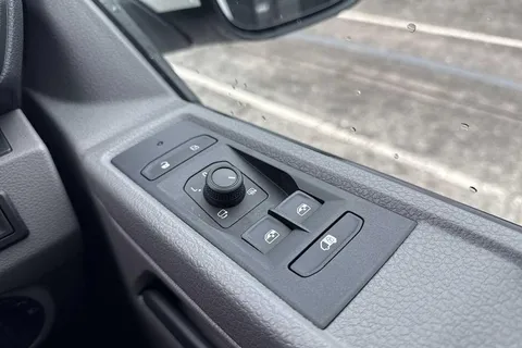PK74OBM Volkswagen Transporter T30 Panel van Highline SWB 204 PS 2.0 TDI 7sp DSG Thumbnail #19