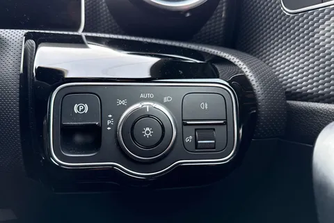 LL69KYZ Mercedes-Benz A Class 1.3 A180 Sport (Executive) Euro 6 (s/s) 5dr Thumbnail #32