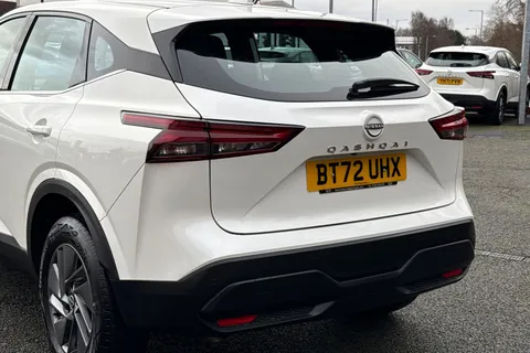 BT72UHX Nissan Qashqai 1.3 DIG-T MHEV Acenta Premium XTRON Euro 6 (s/s) 5dr Thumbnail #9
