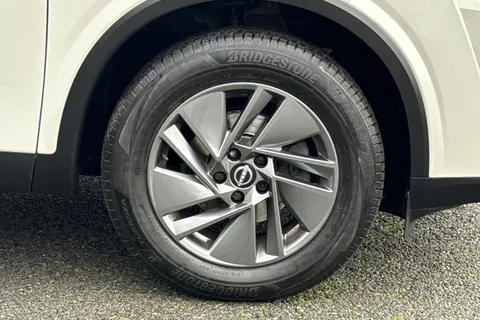 BT72UHX Nissan Qashqai 1.3 DIG-T MHEV Acenta Premium XTRON Euro 6 (s/s) 5dr Thumbnail #11