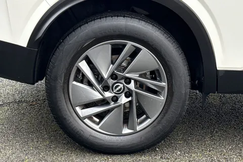 BT72UHX Nissan Qashqai 1.3 DIG-T MHEV Acenta Premium XTRON Euro 6 (s/s) 5dr Thumbnail #12
