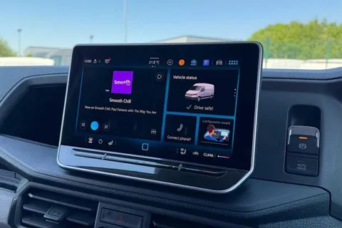 DG75CHL Volkswagen Crafter CR35 Commerce MWB 140 PS FWD  - 25 Model Year/Business Pack Thumbnail #17