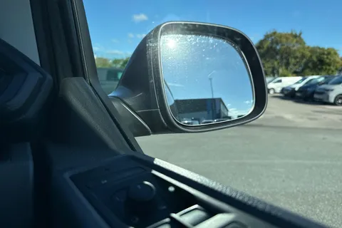 DG74CXO Volkswagen Transporter 2.0 TDI 150 Highline Van Thumbnail #21