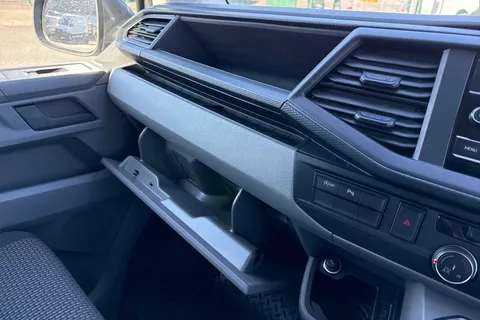 DG74CXO Volkswagen Transporter 2.0 TDI 150 Highline Van Thumbnail #36