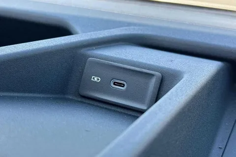 DG75CDX Volkswagen Crafter CR35 Commerce MWB 140 PS FWD  - 25 Model Year/Business Pack Thumbnail #39