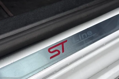 YJ74OEE Ford Focus 1.0T EcoBoost MHEV ST-Line X DCT Euro 6 (s/s) 5dr Thumbnail #31