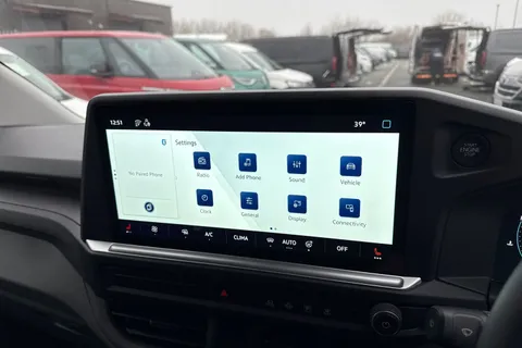 CX75VSY Volkswagen Transporter 2.0 TDI T32 Commerce Pro Auto FWD SWB Euro 6 (s/s) 5dr Thumbnail #32