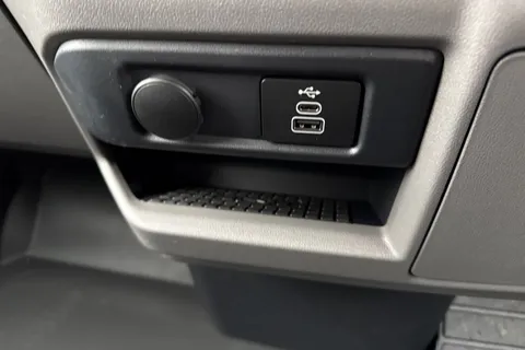 CX75VSY Volkswagen Transporter 2.0 TDI T32 Commerce Pro Auto FWD SWB Euro 6 (s/s) 5dr Thumbnail #38