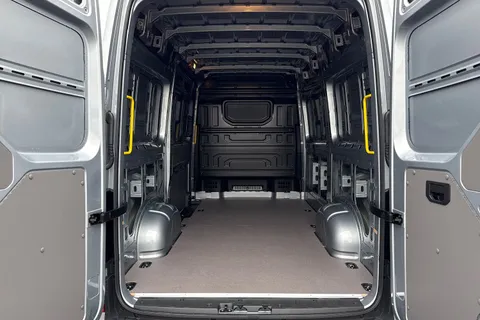 CX75JYB Volkswagen Crafter 2.0 TDI CR35 Commerce Plus Auto FWD MWB High Roof Euro 6 (s/s) 5dr Thumbnail #7