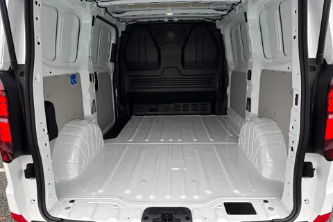 CX75KGO Volkswagen Transporter 2.0 TDI T28 Commerce FWD SWB Euro 6 (s/s) 5dr Thumbnail #6