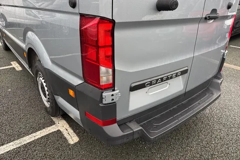 CX75JYB Volkswagen Crafter 2.0 TDI CR35 Commerce Plus Auto FWD MWB High Roof Euro 6 (s/s) 5dr Thumbnail #8