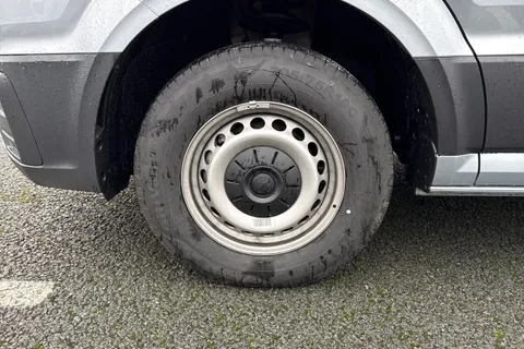 CX75JYB Volkswagen Crafter 2.0 TDI CR35 Commerce Plus Auto FWD MWB High Roof Euro 6 (s/s) 5dr Thumbnail #10