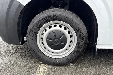 CX75KGO Volkswagen Transporter 2.0 TDI T28 Commerce FWD SWB Euro 6 (s/s) 5dr Thumbnail #9