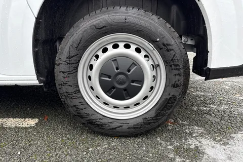 CX75KGO Volkswagen Transporter 2.0 TDI T28 Commerce FWD SWB Euro 6 (s/s) 5dr Thumbnail #10