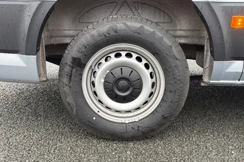 CX75JYB Volkswagen Crafter 2.0 TDI CR35 Commerce Plus Auto FWD MWB High Roof Euro 6 (s/s) 5dr Thumbnail #12