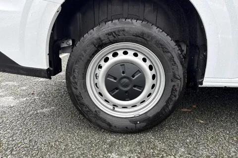 CX75KGO Volkswagen Transporter 2.0 TDI T28 Commerce FWD SWB Euro 6 (s/s) 5dr Thumbnail #11