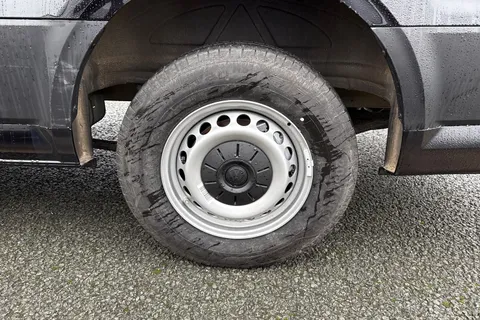 CX75JXR Volkswagen Crafter 2.0 TDI CR35 Commerce Plus FWD LWB High Roof Euro 6 (s/s) 5dr Thumbnail #10