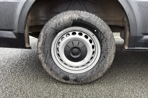 CX75JXR Volkswagen Crafter 2.0 TDI CR35 Commerce Plus FWD LWB High Roof Euro 6 (s/s) 5dr Thumbnail #11