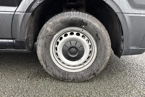 CX75JXR Volkswagen Crafter 2.0 TDI CR35 Commerce Plus FWD LWB High Roof Euro 6 (s/s) 5dr Thumbnail #12