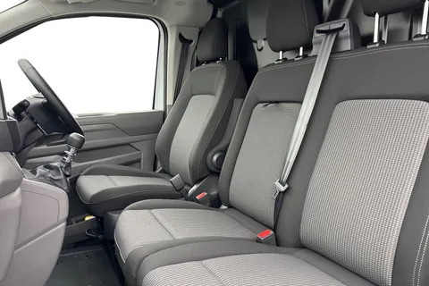 CX75KGO Volkswagen Transporter 2.0 TDI T28 Commerce FWD SWB Euro 6 (s/s) 5dr Thumbnail #15