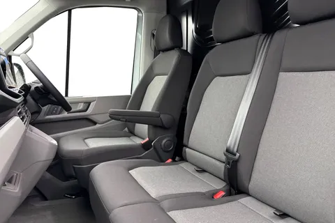 CX75JYB Volkswagen Crafter 2.0 TDI CR35 Commerce Plus Auto FWD MWB High Roof Euro 6 (s/s) 5dr Thumbnail #16