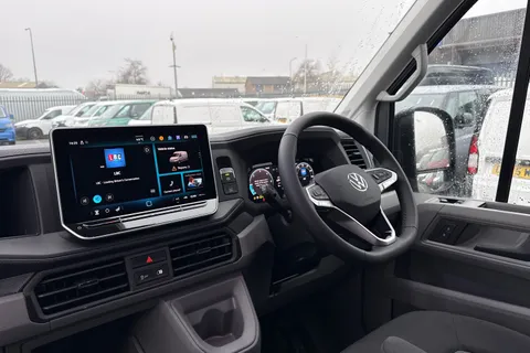 CX75JYB Volkswagen Crafter 2.0 TDI CR35 Commerce Plus Auto FWD MWB High Roof Euro 6 (s/s) 5dr Thumbnail #18