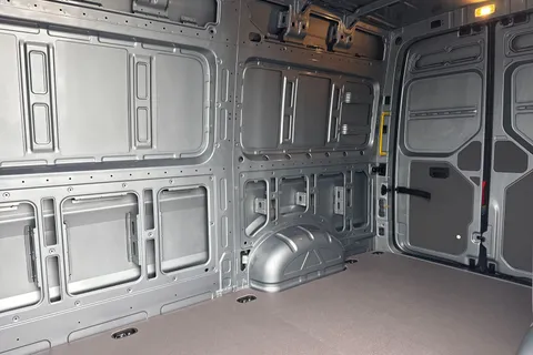 CX75JYB Volkswagen Crafter 2.0 TDI CR35 Commerce Plus Auto FWD MWB High Roof Euro 6 (s/s) 5dr Thumbnail #19