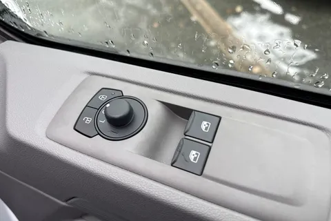 CX75KGO Volkswagen Transporter 2.0 TDI T28 Commerce FWD SWB Euro 6 (s/s) 5dr Thumbnail #20