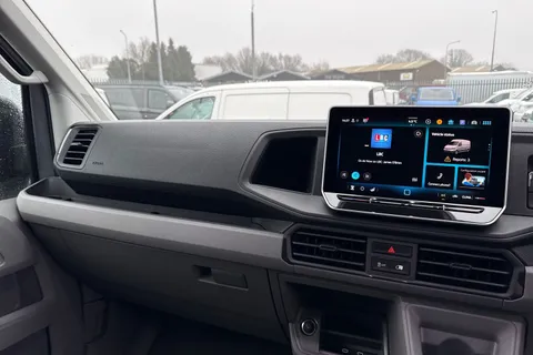 CX75JYB Volkswagen Crafter 2.0 TDI CR35 Commerce Plus Auto FWD MWB High Roof Euro 6 (s/s) 5dr Thumbnail #20